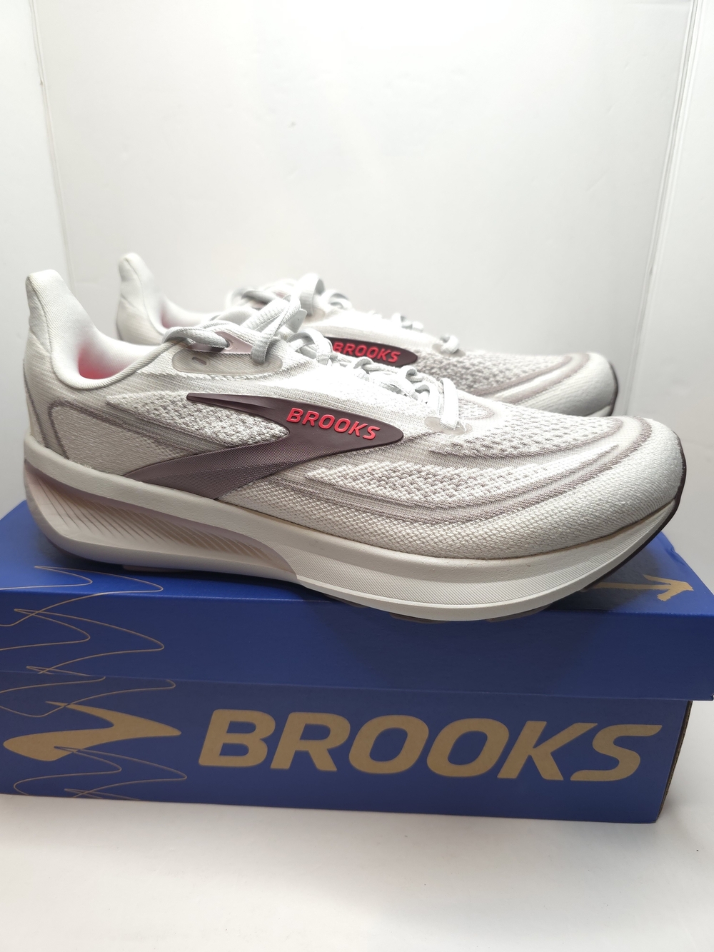 Brooks Women’s White/Pink Running Shoes 9.5W